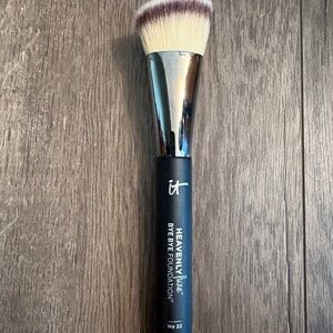 it cosmetics heavenly luxe bye bye foundation no 22 brush handle is sticky